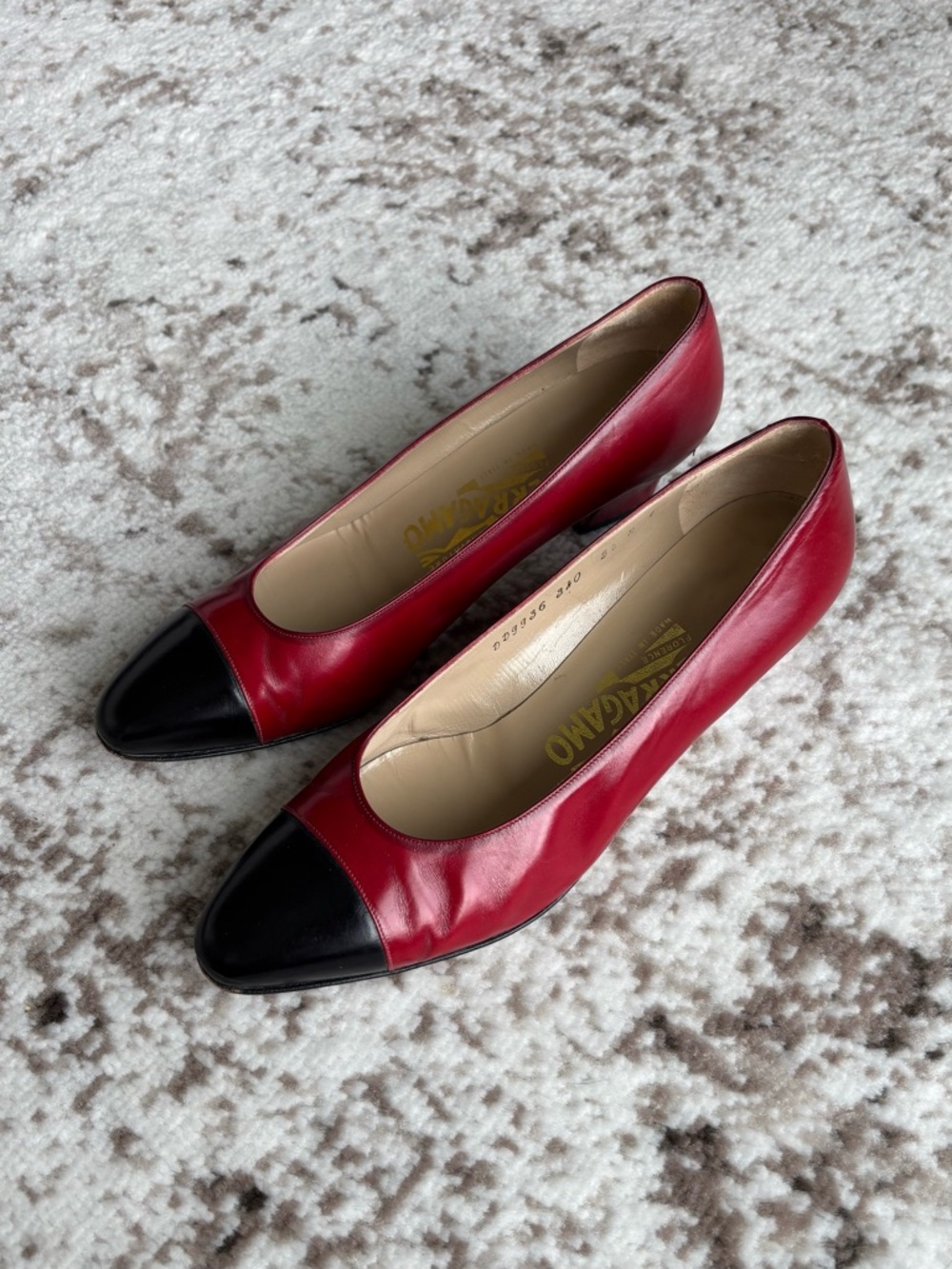 Vintage Salvatore Ferragamo Red Leather Black Cap Toe Pumps Heels (Size 5.5) - Picture 5 of 11